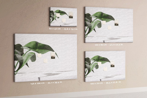 Kork-Pinnwand zarte Blätter auf minimalistischem Hintergrund