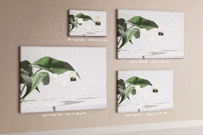 Kork-Pinnwand zarte Blätter auf minimalistischem Hintergrund