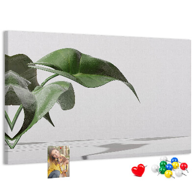 Kork-Pinnwand zarte Blätter auf minimalistischem Hintergrund
