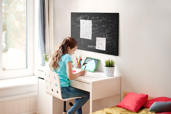 Weltkarte mit Korkrückwand auf schwarzem Hintergrund
