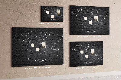 Weltkarte mit Korkrückwand auf schwarzem Hintergrund