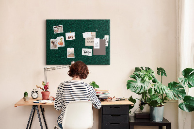 Korktafel mit Motiv grüne Blätter auf dunklem Hintergrund