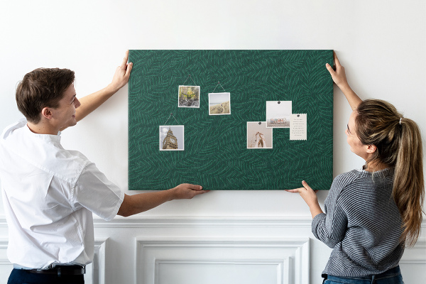 Korktafel mit Motiv grüne Blätter auf dunklem Hintergrund