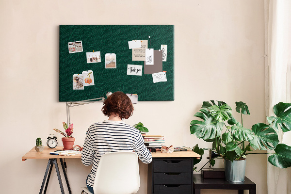 Korktafel mit Motiv grüne Blätter auf dunklem Hintergrund