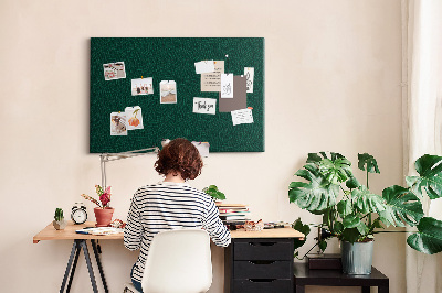 Korktafel mit Motiv grüne Blätter auf dunklem Hintergrund