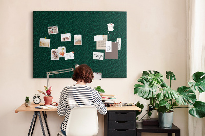 Korktafel mit Motiv grüne Blätter auf dunklem Hintergrund