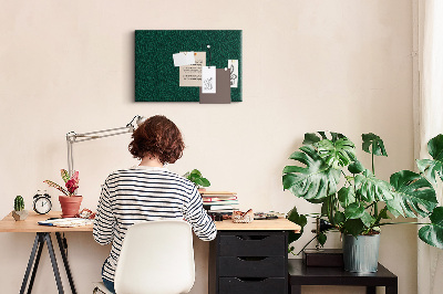 Korktafel mit Motiv grüne Blätter auf dunklem Hintergrund