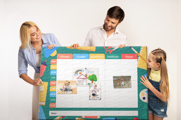 Kork-Wochenplaner kreatives Design mit farbenfrohen Akzenten