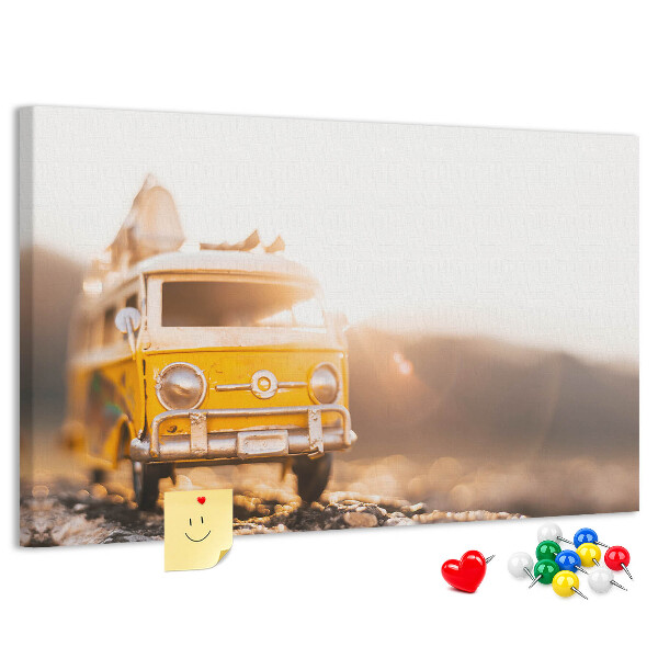 Korktafel ein gelber Bus im Schein der untergehenden Sonne