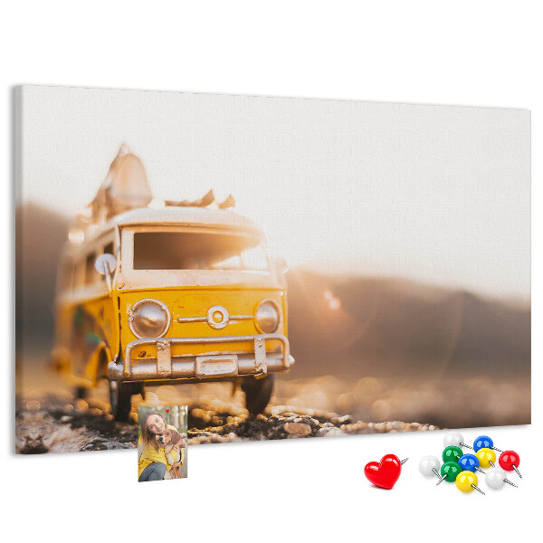 Korktafel ein gelber Bus im Schein der untergehenden Sonne