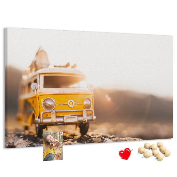 Korktafel ein gelber Bus im Schein der untergehenden Sonne