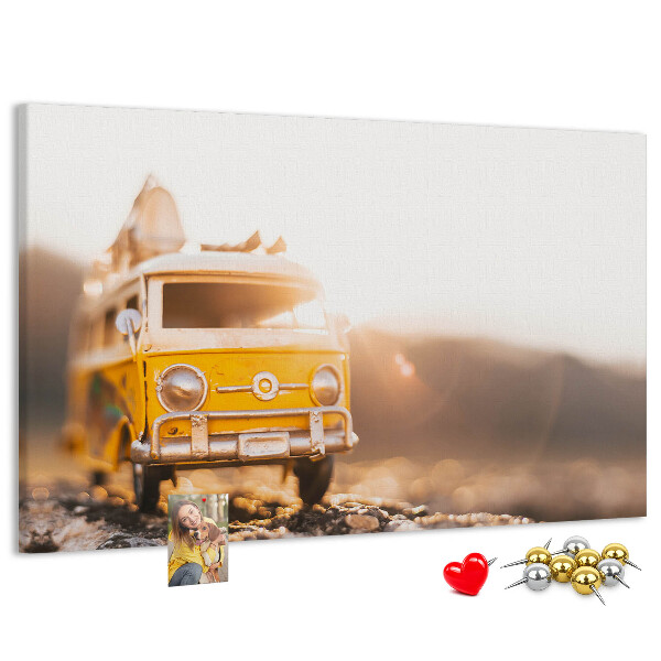 Korktafel ein gelber Bus im Schein der untergehenden Sonne