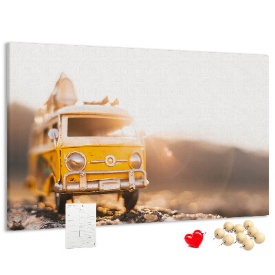 Korktafel ein gelber Bus im Schein der untergehenden Sonne
