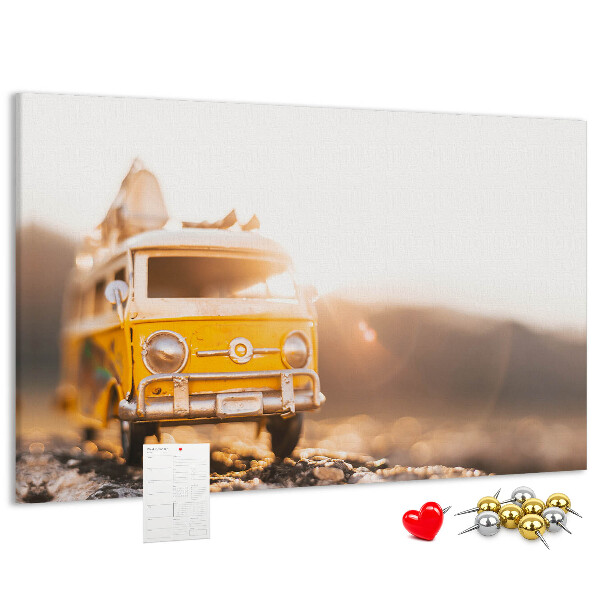 Korktafel ein gelber Bus im Schein der untergehenden Sonne