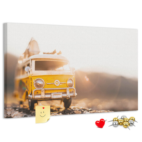 Korktafel ein gelber Bus im Schein der untergehenden Sonne