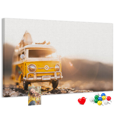 Korktafel ein gelber Bus im Schein der untergehenden Sonne