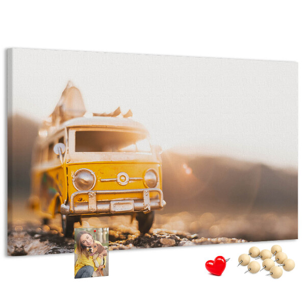 Korktafel ein gelber Bus im Schein der untergehenden Sonne