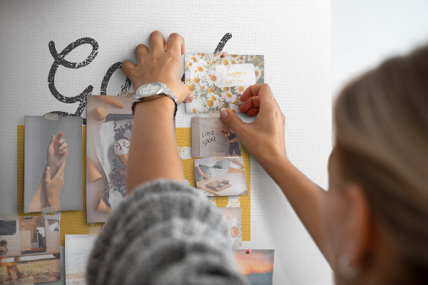 Bild mit Korkrückwand dynamische Inschrift auf hellem Hintergrund