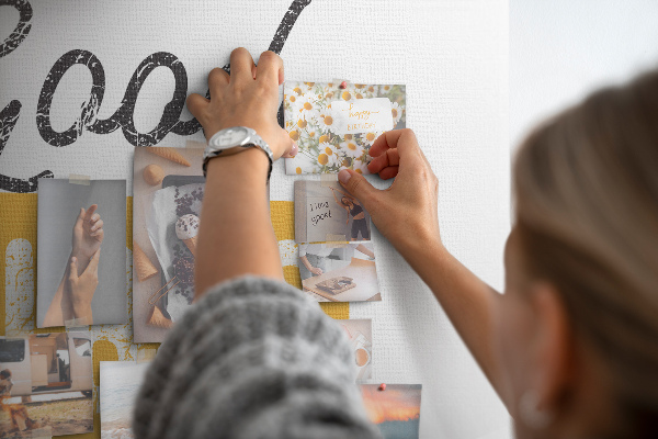 Bild mit Korkrückwand dynamische Inschrift auf hellem Hintergrund