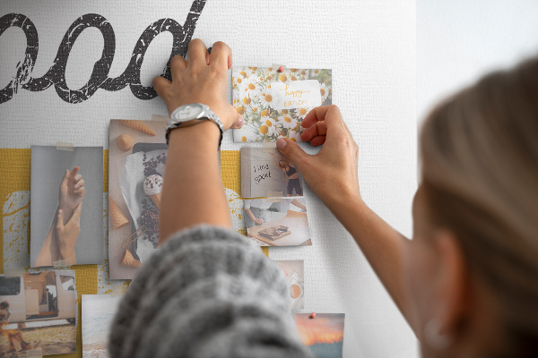 Bild mit Korkrückwand dynamische Inschrift auf hellem Hintergrund
