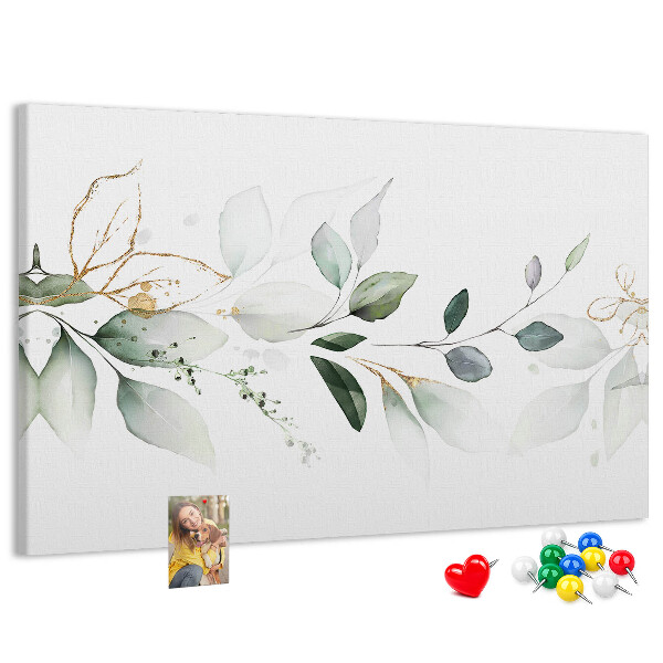 Korktafel mit zarten Blättern und goldenen Akzenten
