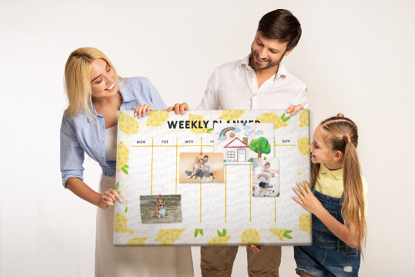 Korktafel mit Zitronenmotiv und Wochenkalender