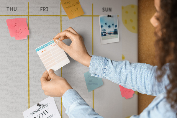 Korktafel mit Zitronenmotiv und Wochenkalender