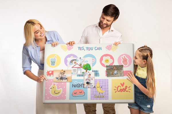Kork-Pinnwand mit farbenfrohen Motiven und positiven Slogans