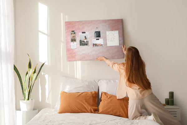 Korktafel mit rosa Hintergrund und zarten Goldakzenten