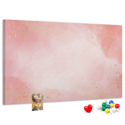 Korktafel mit rosa Hintergrund und zarten Goldakzenten