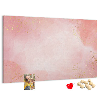 Korktafel mit rosa Hintergrund und zarten Goldakzenten