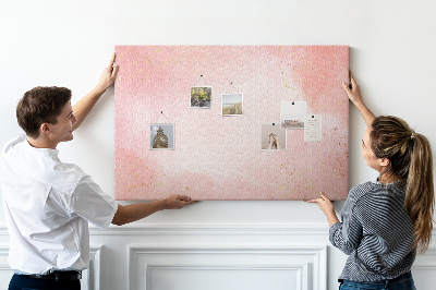 Korktafel mit rosa Hintergrund und zarten Goldakzenten