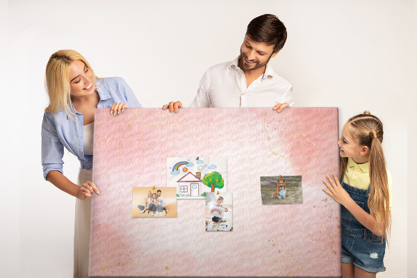 Korktafel mit rosa Hintergrund und zarten Goldakzenten