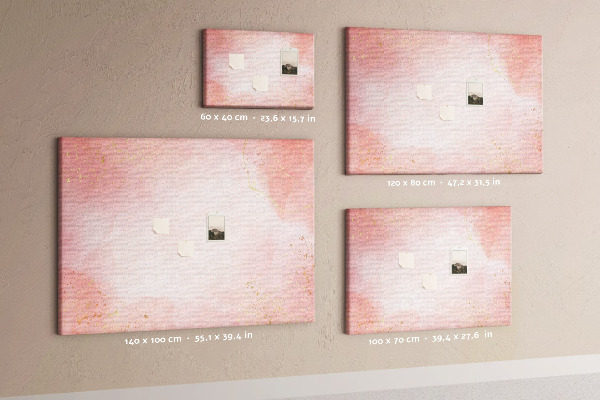 Korktafel mit rosa Hintergrund und zarten Goldakzenten