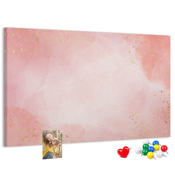 Korktafel mit rosa Hintergrund und zarten Goldakzenten
