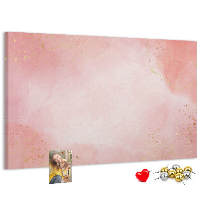 Korktafel mit rosa Hintergrund und zarten Goldakzenten