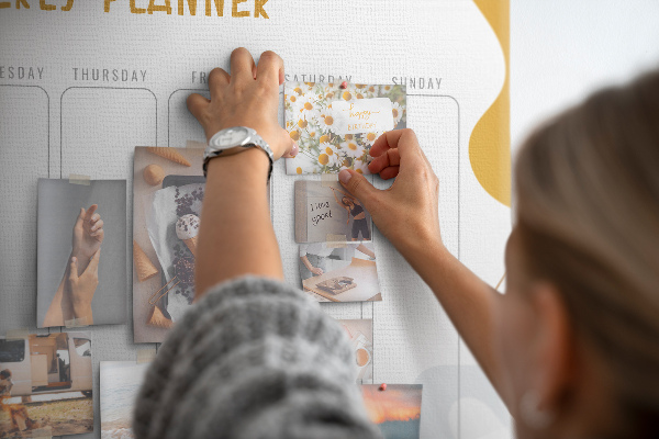 Kork-Pinnwand mit einem abstrakten, farbenfrohen Wochenplaner-Muster