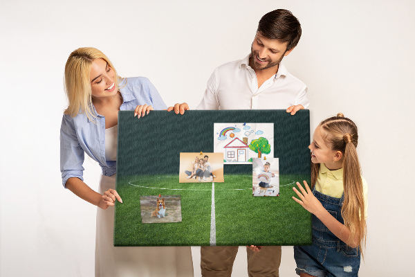 Korkbild mit Motiv eines Fußballfeldes mit Linien und Rasen