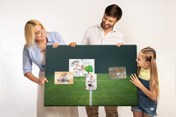 Korkbild mit Motiv eines Fußballfeldes mit Linien und Rasen