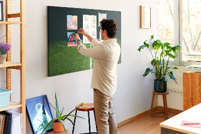 Korkbild mit Motiv eines Fußballfeldes mit Linien und Rasen