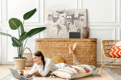 Weltkarte mit Zeitungstextur auf Korkrückwand