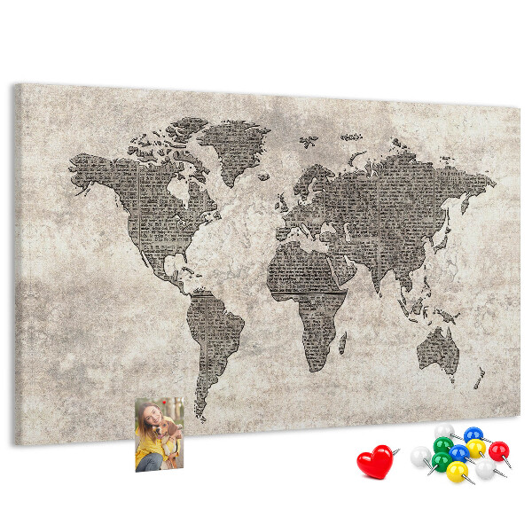 Weltkarte mit Zeitungstextur auf Korkrückwand