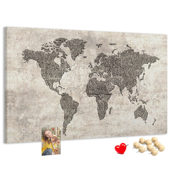 Weltkarte mit Zeitungstextur auf Korkrückwand