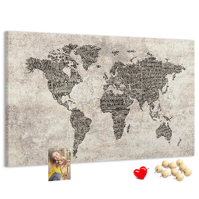 Weltkarte mit Zeitungstextur auf Korkrückwand