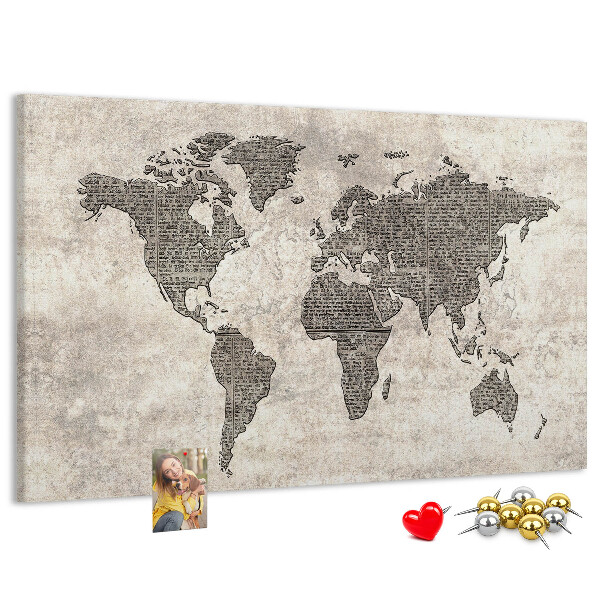 Weltkarte mit Zeitungstextur auf Korkrückwand