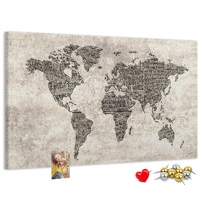 Weltkarte mit Zeitungstextur auf Korkrückwand