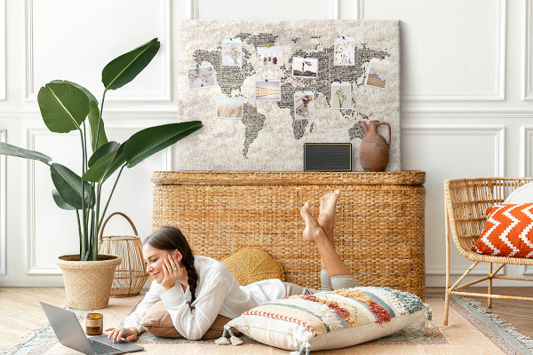 Weltkarte mit Zeitungstextur auf Korkrückwand