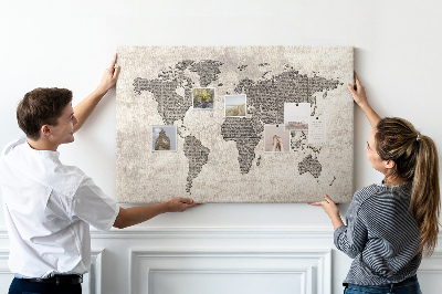 Weltkarte mit Zeitungstextur auf Korkrückwand