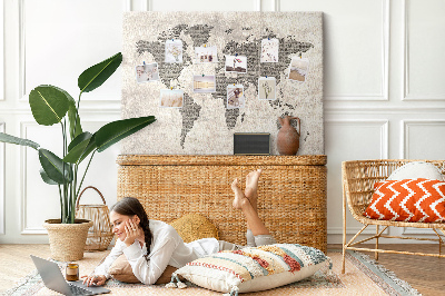 Weltkarte mit Zeitungstextur auf Korkrückwand