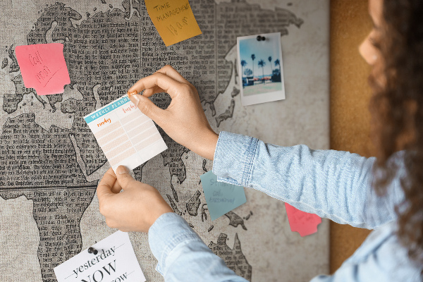 Weltkarte mit Zeitungstextur auf Korkrückwand